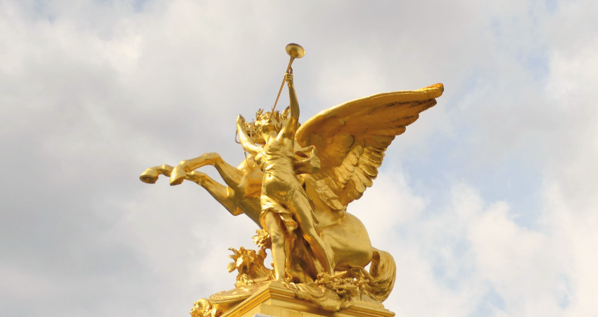 Sculpture du pont Alexandre III (Paris) - Pégase tenu par la renomée de la guerre